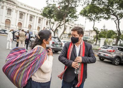 El congresista Guido Bellido, el primer jefe de gabinete que nombró Castillo, conversa con una ciudadana en las calles de Lima, esta semana.