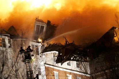 Labores de extinción de un incendio en un edificio de apartamentos en Edgewater, Nueva Jersey (EE UU).