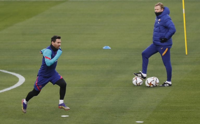 Koeman observa a Messi durante un entrenamiento del Barcelona.