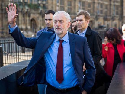 El l&iacute;der laborista, Jeremy Corbyn, este viernes frente al Parlamento brit&aacute;nico.