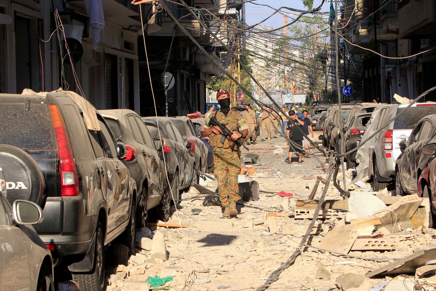 Un militar libanés inspecciona una calle afectada por la explosión, este miércoles en Beirut.