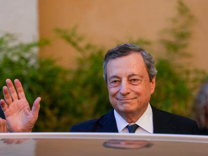 Mario Draghi abandona la capilla ardiente del periodista Eugenio Scalfari, este viernes.