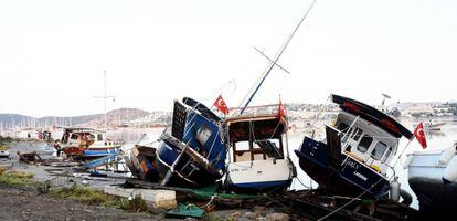 Varias embarcaciones permanecen en el puerto debido fuerte al oleaje producido por un terremoto en la provincia turca de Mugla, en la costa egea de Turquía, el 21 de julio de 2017.