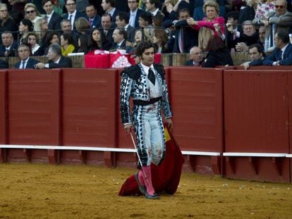 Morante de la Puebla, cabizbajo, tras finalizar la faena con su segundo toro.