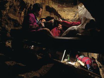 Un grupo de cient&iacute;ficos trabaja en la Sima de los Huesos, en Atapuerca (Burgos).