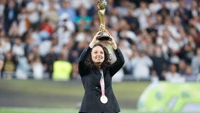 La jugadora de la selección española de fútbol ganadora del Mundial Ivana Andrés muestra el trofeo en un partido entre el Real Madrid y el Getafe, en el Santiago Bernabéu, el sábado pasado.