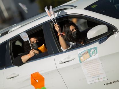 Caravana de coches en protesta contra la 'ley Celaá', el pasado 22 de noviembre en Sevilla.