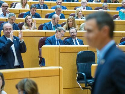 Los ministros Isabel Rodríguez y Miquel Iceta, de pie, aplauden a Pedro Sánchez en el Senado, en presencia de Alberto Núñez Feijóo y Javier Maroto.
