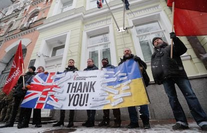 Ciudanos ucranios se manifestaban el viernes ante la Embajada del Reino Unido en Kiev