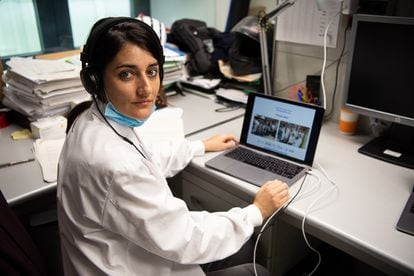 La bióloga Laia Fernández, en su laboratorio del Idibaps, en Barcelona.