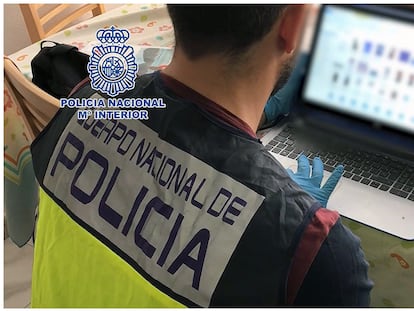 Un investigador de la Policía Nacional trabaja en una operación contra la pornografía infantil.