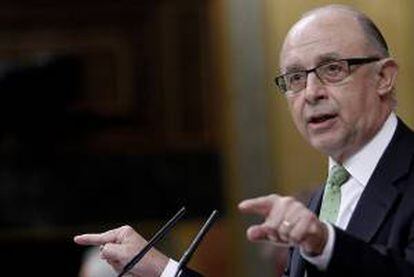 El ministro de Hacienda, Cristóbal Montoro, durante su intervención en la sesión de control al Gobierno, en el Congreso de los Diputados. EFE/Archivo