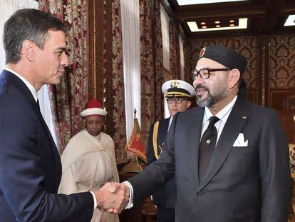 Pedro Sánchez saluda al rey de Marruecos, Mohammed VI. En vídeo, Luis Rubiales le agradece a Pedro Sánchez que haya dado un paso para ayudar al fútbol español.