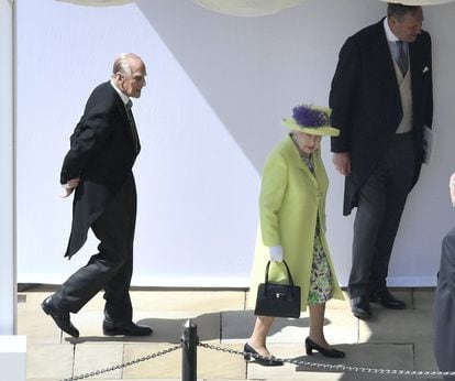 La reina Isabel II y el principe Felipe llegan a la capilla de San Jorge antes de la ceremonia.