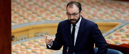 Manuel Giménez, consejero de Economía, Empleo y Competitividad durante una intervención en el pleno de la Asamblea de Madrid.