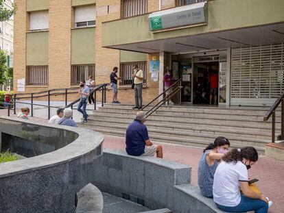 Pacientes esperan para acceder al centro de salud El Greco, en Sevilla.