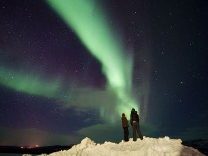 Contemplando una aurora boreal en Kautokeino, en la región de Finnmark, en Laponia noruega.