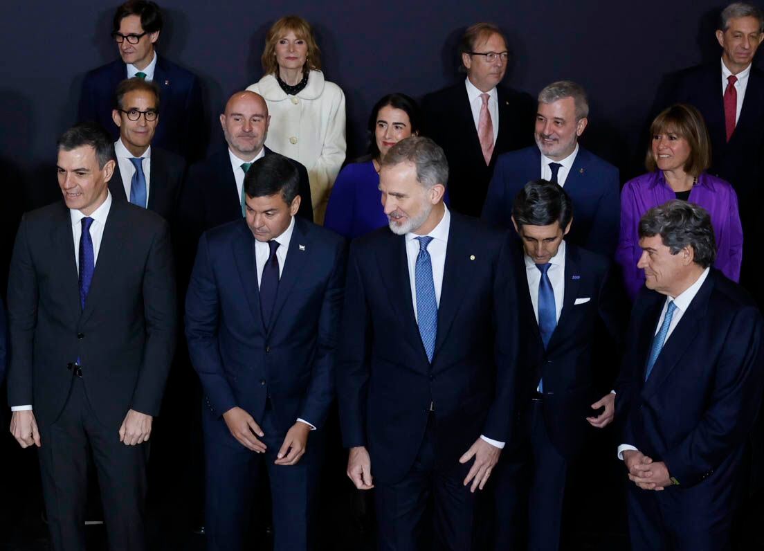 En primera fila y desde la izquierda, Sánchez, Peña, Felipe VI, Álvarez-Pallete y Escrivá, este domingo en el Mobile.