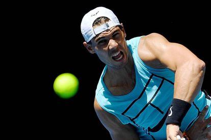 Nadal sirve durante un entrenamiento en la central de Melbourne.