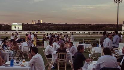 La terraza de La Ancha en el hipódromo al atardecer.