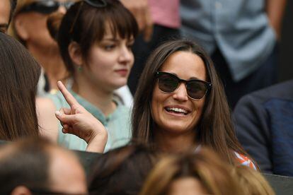 Con unas gafas de sol, Pippa Middleton disfrutó del partido de tenis.