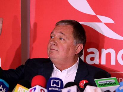 El presidente ejecutivo y director ejecutivo de Avianca, Hernán Rincón, habla durante una rueda de prensa en Bogotá (Colombia)