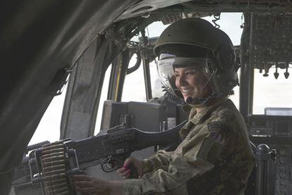Cheryl Cole durante su visita a las tropas británicas en Afganistán.