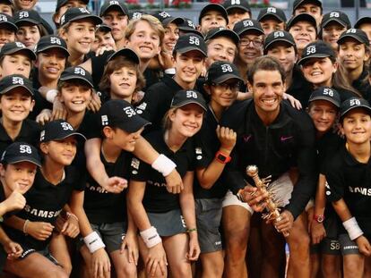 Nadal posa con los recogepelotas del Mutua Madrid Open.