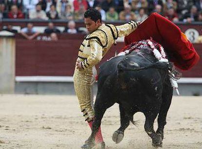 Luis Bolívar en su faena al tercer toro, <i>Rachido</i>, al que se le dio una vuelta al ruedo.