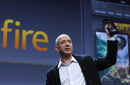 Jeff Bezos, fundador de Amazon, sostiene la primera tableta de la compañía, que saldrá a la venta el 15 de noviembre por 157 euros.