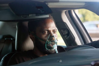 John David Washington con un respirador en una escena de 'Tenet'.