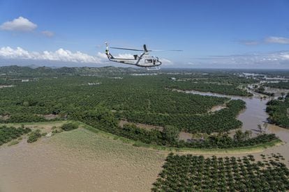 La Fuerza Aérea Hondureña lleva víveres a comunidades aisladas por el huracán 'Iota', en noviembre de 2020. 