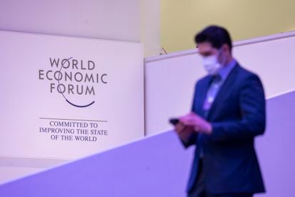 Un participante camina por las instalaciones de la Reunión Anual del Foro Económico Mundial en Davos.