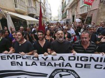 Más de un millar de personas, convocadas por el colectivo "Parados del metal" de Cádiz, han recorrido hoy las calles de la capital gaditana en una marcha con la que han reclamado a los políticos que actúen para parar el declive laboral de la provincia con más paro de España.