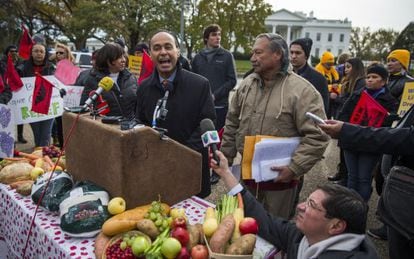 El congresista Luis Gutiérrez y activistas frente a la Casa Blanca