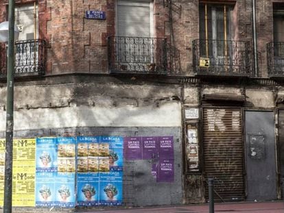 Carteles electorales pegados en un pared de Madrid tras las elecciones de diciembre. 