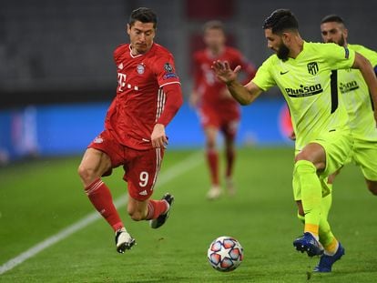 Lewandowski disputa un balón con Savic en el Allianz Arena este miércoles.