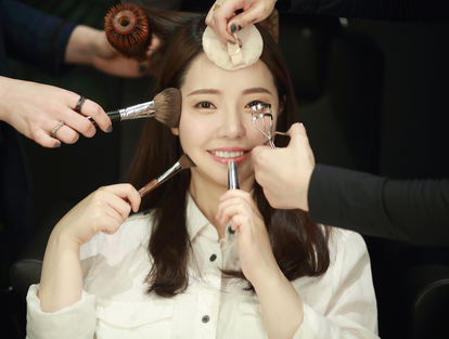 Piel muy clara, ojos redondeados o cara en forma de ‘v’ son algunos de los dictámenes de belleza impuestos sobre la mujer surcoreana.