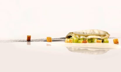 La combinación de ostra y kiwi del plato Kiwître, del chef San-Hoon Degeimbre, surgió gracias a Foodpairing, un método que busca similitudes químicas entre productos para maridarlos.