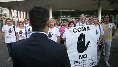 Gustau C (espaldas) junto a trabajadores de TV3 minutos antes del juicio.