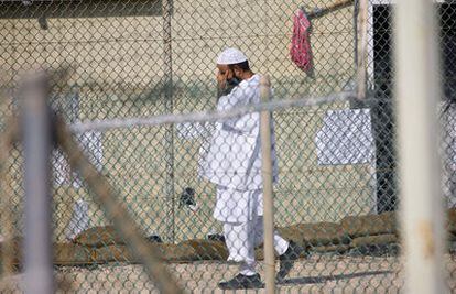 Un preso musulmán del Campo 4 de la base estadounidense de Guantánamo, tras el rezo de la mañana