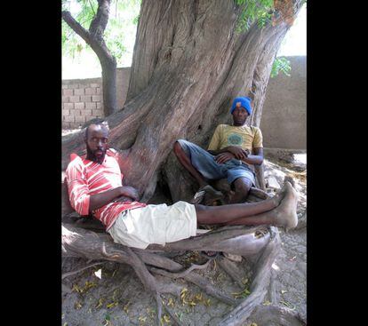 Dos haitianos descansan bajo un árbol en el centro vuduista de Souvenance.