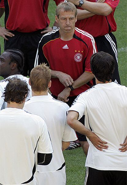 Jürgen Klinsmann, el seleccionador alemán, con sus jugadores.