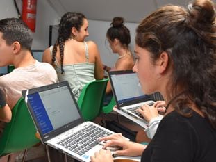 La redacción RED de La Salle de Premià de Mar, trabajando.