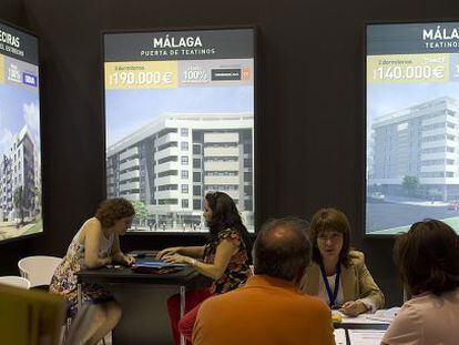 Compradores visitan el &#039;stand&#039; de una inmobiliaria en la feria Simed.