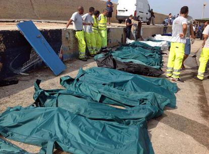 Decenas de cadáveres son cubiertos en el puerto de Lampedusa en Italia.