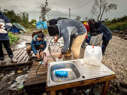 Inmigrantes en un campamento en Calais.