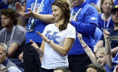 Ashley Judd durante el partido de baloncesto entre Kentucky Wildcats y Arkansas Razorbacks.