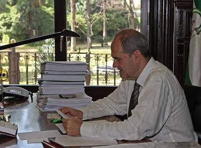 Manuel Chaves, ayer en su despacho, donde fue fotografiado por EL PAÍS.
