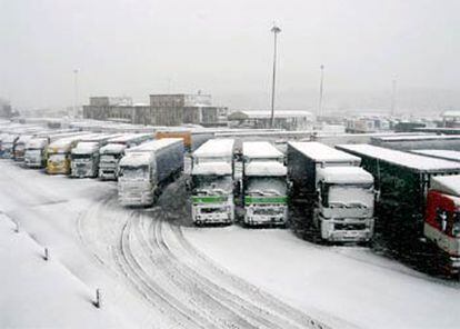 Imagen del área de aparcamiento de la A-7 en La Jonquera, cubierta por la nieve.